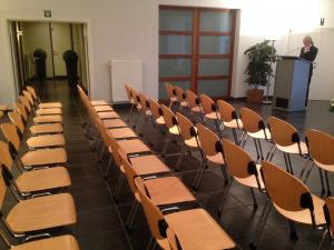 In de multifunctionele aula is er plaats voor 100 personen.